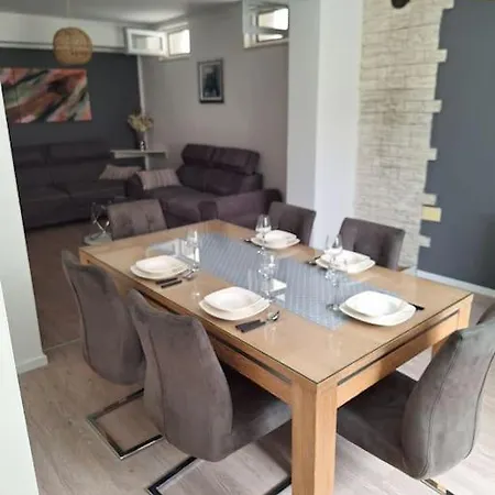 Ria Apartment *