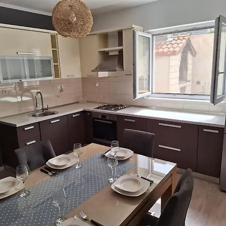 Ria Apartment *